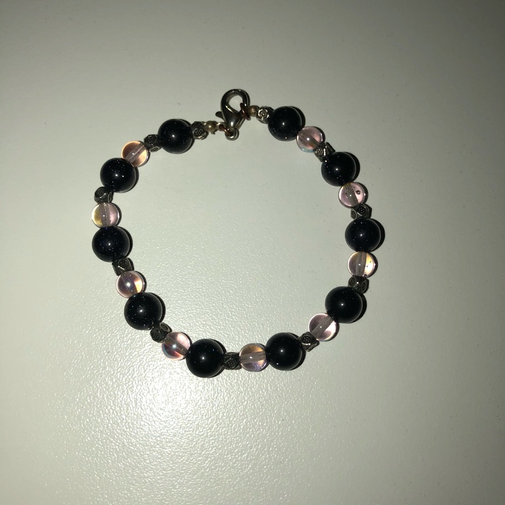Dainty beaded purple and black bracelet.